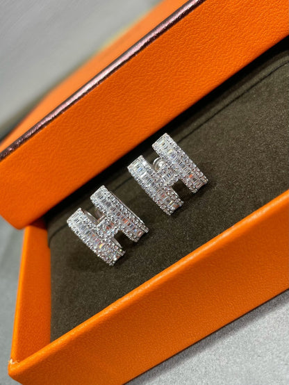 [Camiery]H STUD EARRINGS WITH SILVER DIAMONDS