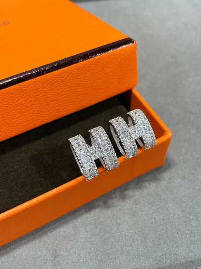 [Camiery]H STUD EARRINGS WITH SILVER DIAMONDS