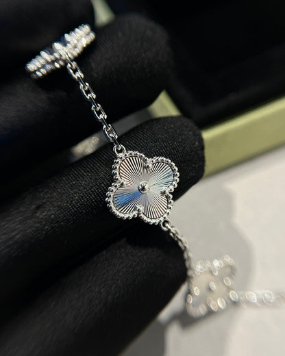[Camiery] CLOVER 5 MOTIF LASER BRACELET COLLECTION